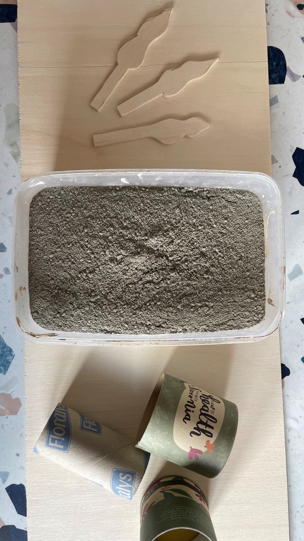 Kaj potrebujete? Za izdelavo trajne svečke potrebujete pripravljeno suho maltno mešanico HobbyBeton (ali Beton B20), kos lesa ali plastike za …
