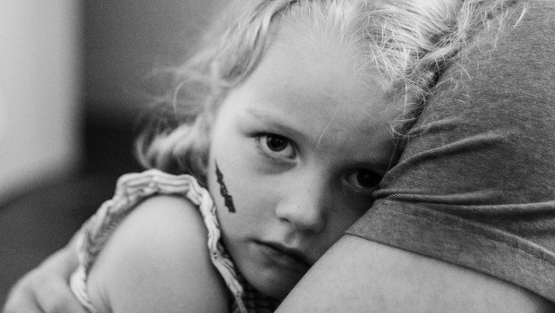 Otrok je zbolel ali ima težave? Najpogosteje je vzrok v starših. (foto: pexels)