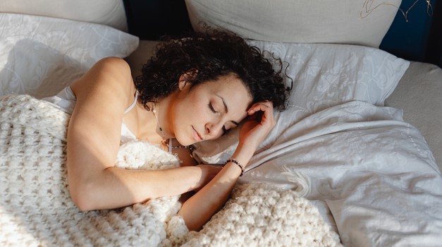 Poznate občutek, ko želite zaspati in glavo položite na blazino, a se možgani ne ustavijo? (foto: pexels)