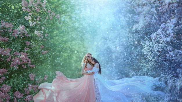 concept of change season winter and spring meet. Stylish luxury vintage design gown long train flutters. Two women blonde and brunette hugging. Idea inspiration family photoshoot. Fabulous snow nature (foto: Shutterstock Shutterstock)