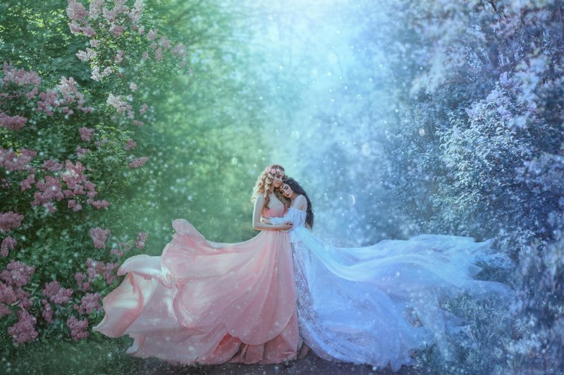 concept of change season winter and spring meet. Stylish luxury vintage design gown long train flutters. Two women blonde and brunette hugging. Idea inspiration family photoshoot. Fabulous snow nature (foto: Shutterstock Shutterstock)