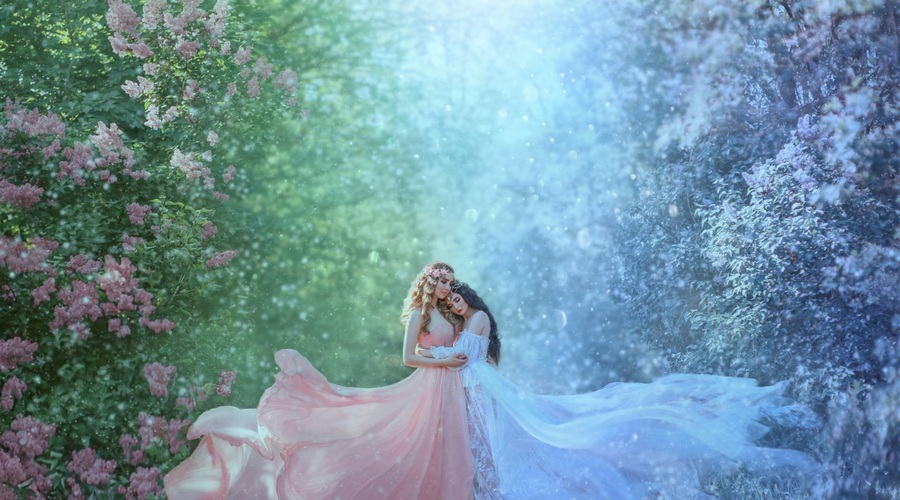 concept of change season winter and spring meet. Stylish luxury vintage design gown long train flutters. Two women blonde and brunette hugging. Idea inspiration family photoshoot. Fabulous snow nature (foto: Shutterstock Shutterstock)
