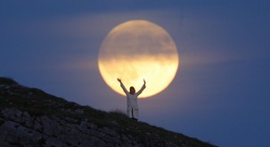 Astrologinja: "Polna luna v raku je močna, čustevna in prečiščevalna"