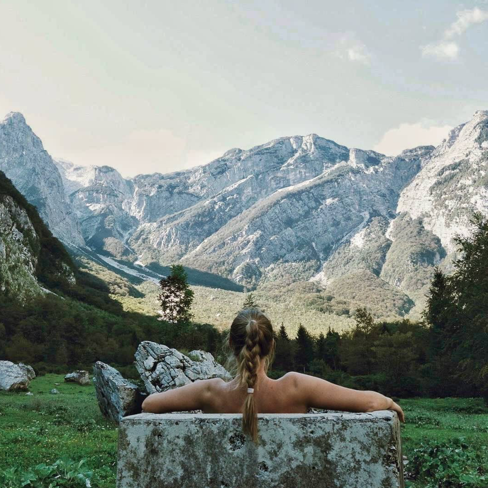 IZVIR TOLMINKE Čaroben skrit kotiček, kjer ni signala, lahko pa ulovite svojega lastnega, je izvir Tolminke. Izhodišče je planina Polog, …