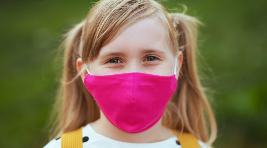 Človek z masko ima manj energije in se prej utrudi. Otroci pa so prikrajšani za občutek varnosti. (foto: profimedia)