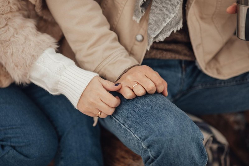 Držanje ljubljene osebe za roko zmanjša bolečino (foto: profimedia)