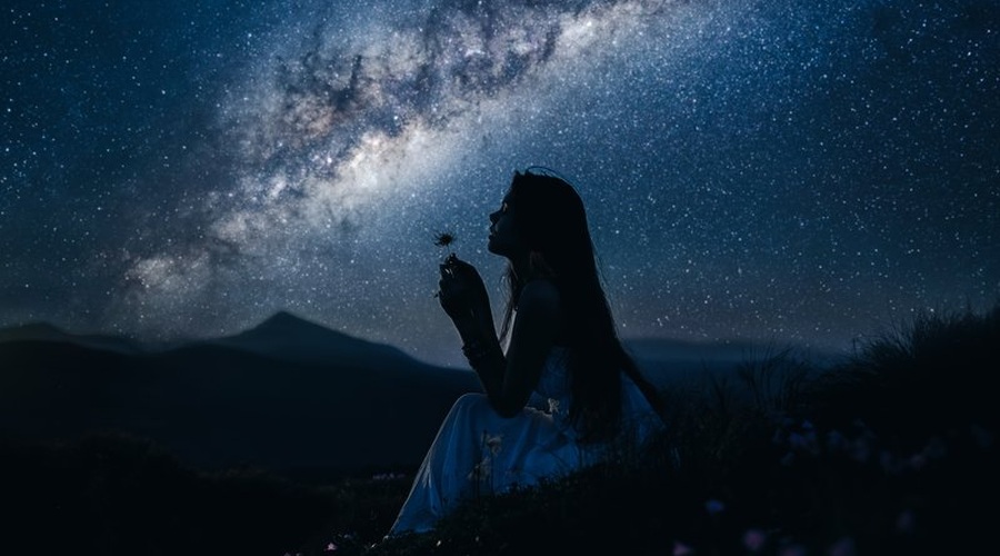 Vesolje, povej mi, kaj je to, kar moram ozavestiti kot ženska? (foto: shutterstock)