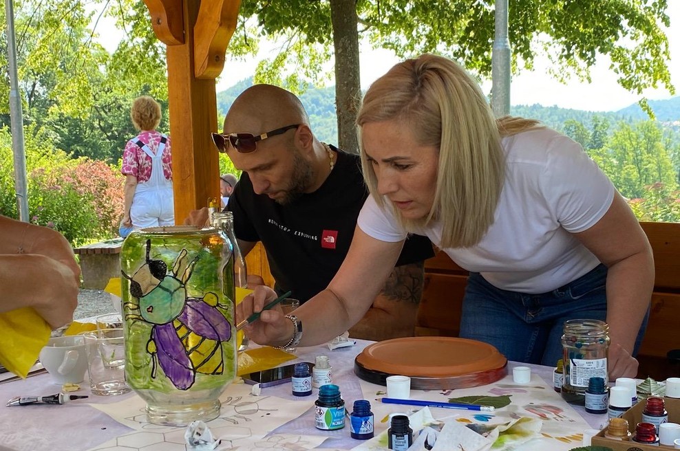 Kako se je z umetniškim navdihom poskrbelo, da čebele ne bodo žejne (foto: Pernod Ricard)