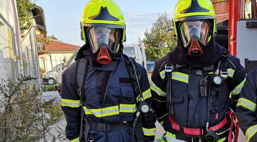 Luka z bratom Maticem, prav tako članom PGD Cerknica. (foto: Luka Zalar)