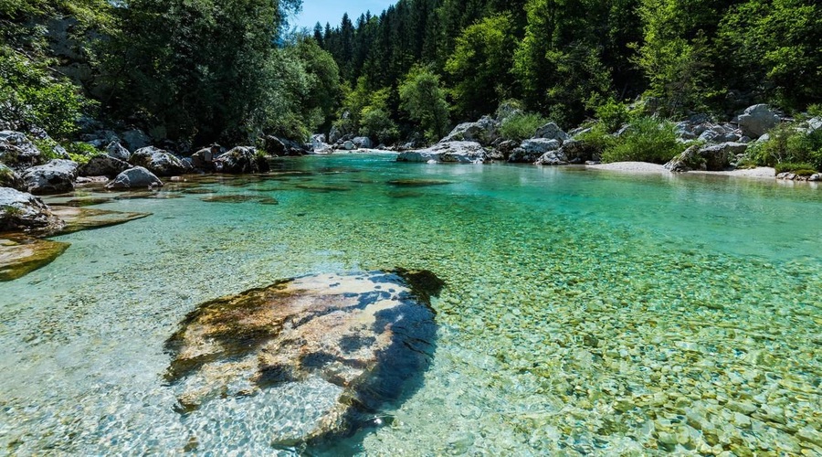 Stanje na reki Soči je zaskrbljujoče, poglejte si, kaj so naredili turisti (foto: profimedia)