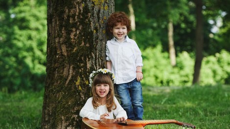 V 21. stoletju deklicam in dečkom še vedno dajemo čisto napačna sporočila