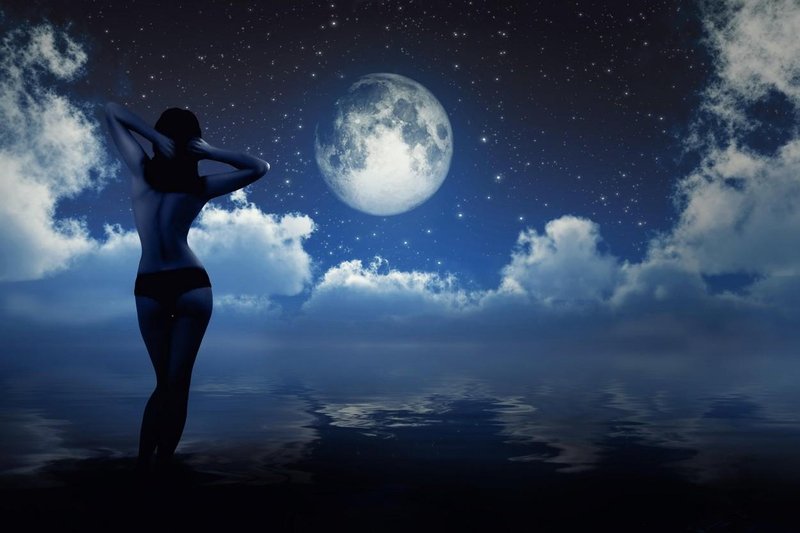 Kaj se v resnici dogaja v naši psihi ob polni luni?