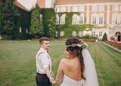 Sprememba priimka: Bi morale ženske ob poroki še vedno prevzeti priimek moža?