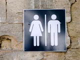 Veste, kaj predstavlja ženski znak na WC-ju? Ni obleka, kot večina misli