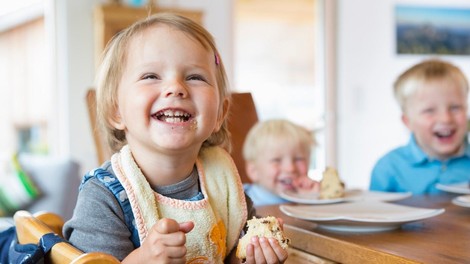Otroku ne bi smeli siliti hrane, ki se mu upira