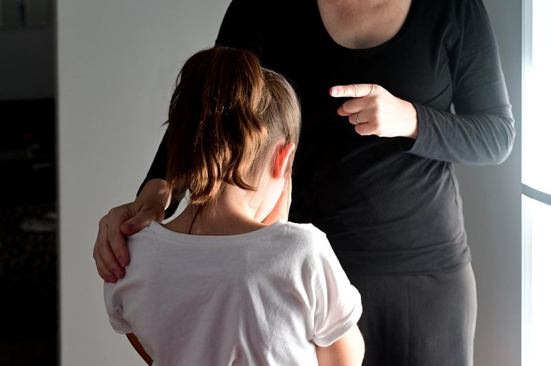 Ne nalagajte bremen, ki ste jih dolžni nositi sami, na hrbet nemočnega otroka (foto: profimedia)