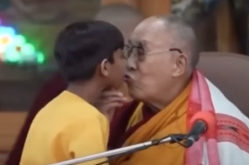 Dalajlama prosil otroka naj "posesa njegov jezik" (foto: YouTube)