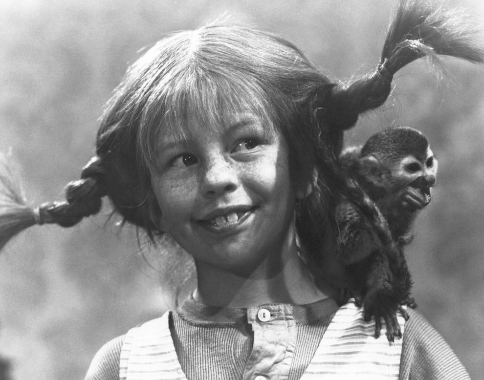 Živi sama v vili Čira-čara, saj je njen oče kapitan, ki večino časa pluje po širnih morjih. Ob praznikih jo …