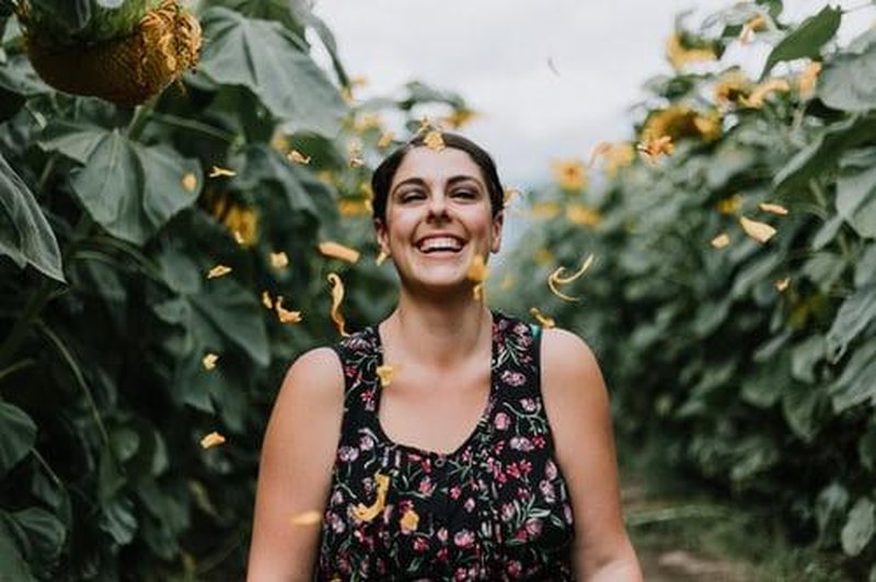 happy woman between sunflower field (foto: promocijsko gradivo)