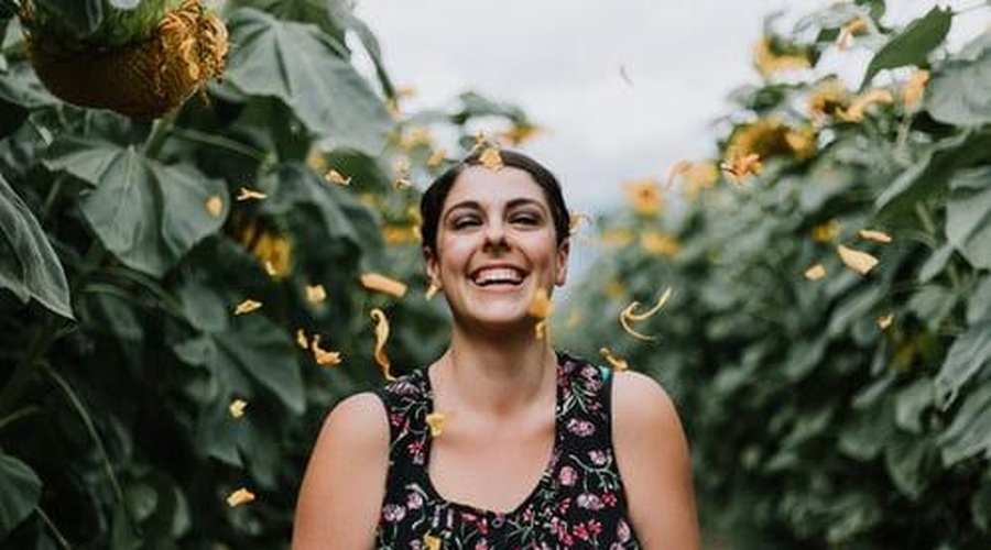 happy woman between sunflower field (foto: promocijsko gradivo)