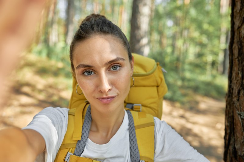 woman in forest, yellow backpack (foto: shutterstock)
