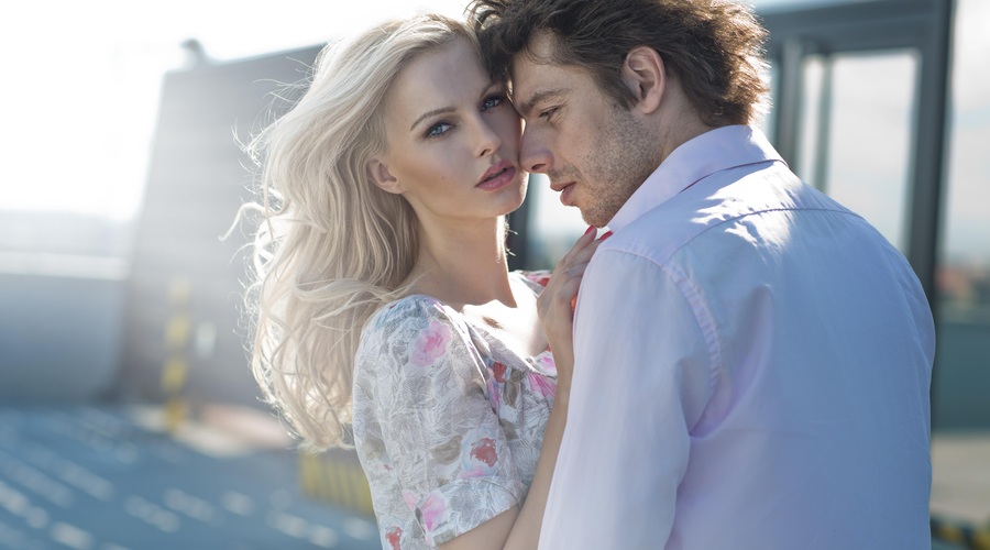 woman in pink dress, man thoughtful look (foto: shutterstock)