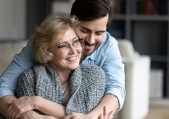 Kako mama z manipulacijo pri odraslem otroku vzbuja občutek odgovornosti in ga zadržuje doma