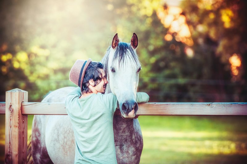 young man and horse (foto: shutterstock)