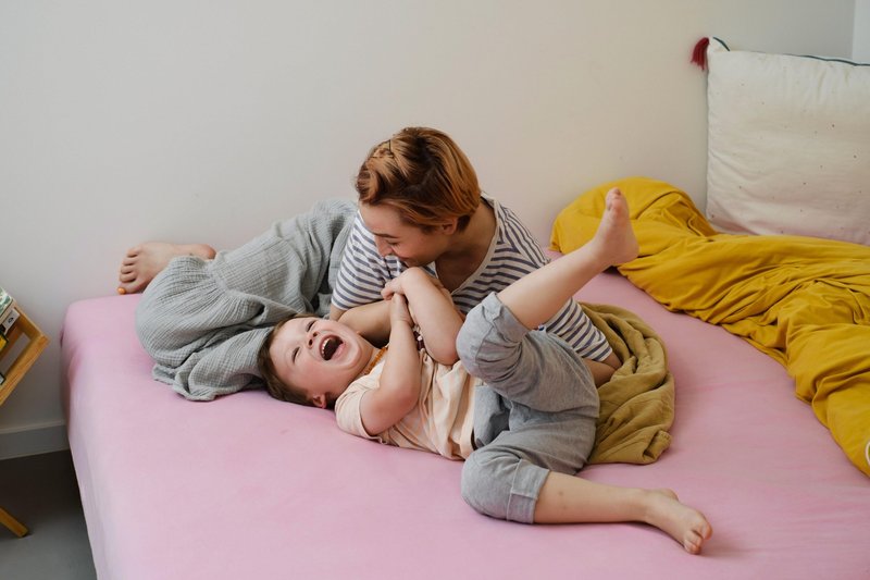 Psihoterapevt opozarja: ŽGEČKANJE je za otroka lahko travma