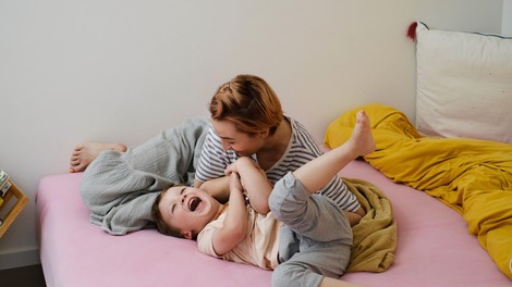 Psihoterapevt opozarja: ŽGEČKANJE je za otroka lahko huda travma