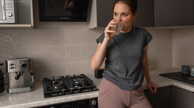 5 stvari, ki se zgodijo, če pred spanjem popijemo kozarec tople vode (foto: shutterstock)