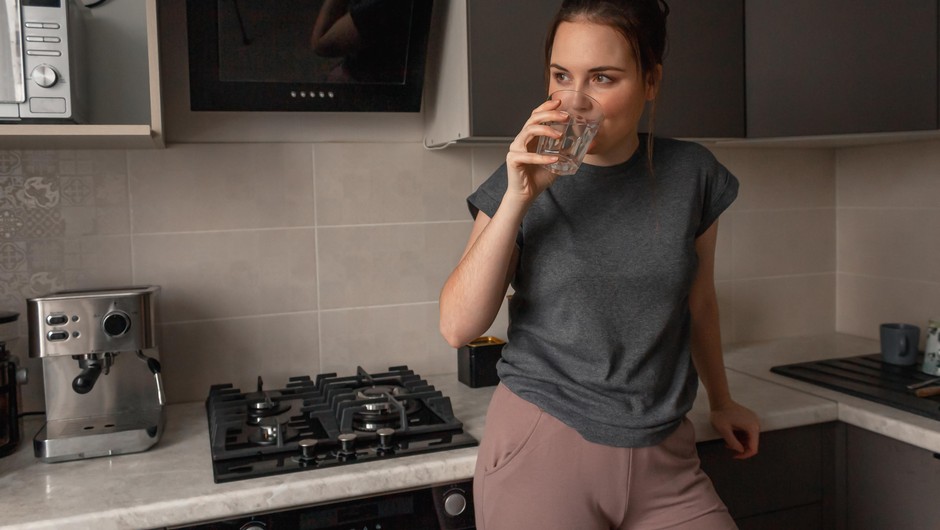 5 stvari, ki se zgodijo, če pred spanjem popijemo kozarec tople vode (foto: shutterstock)