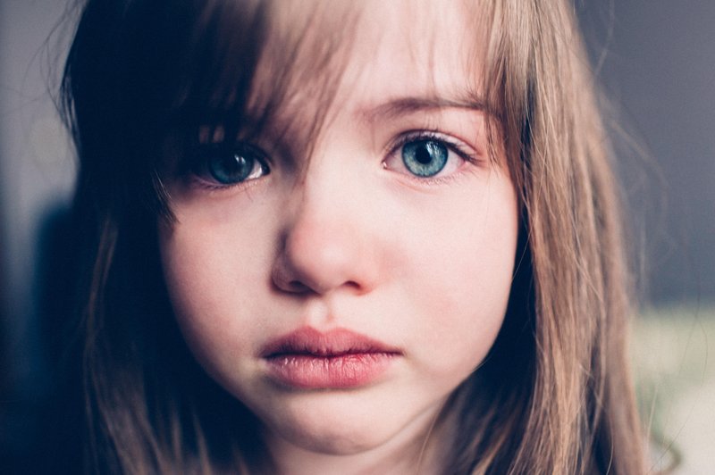 30 pogostih znakov, da ste bili v otroštvu ranjeni (in travma še danes vpliva na vas) (foto: shutterstock)
