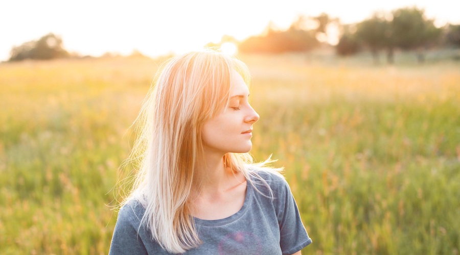 woman on the field at evening (foto: shutterstock)