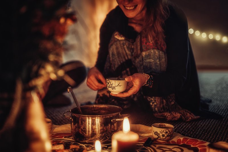 smiling woman and cacao ceremony (foto: shutterstock)