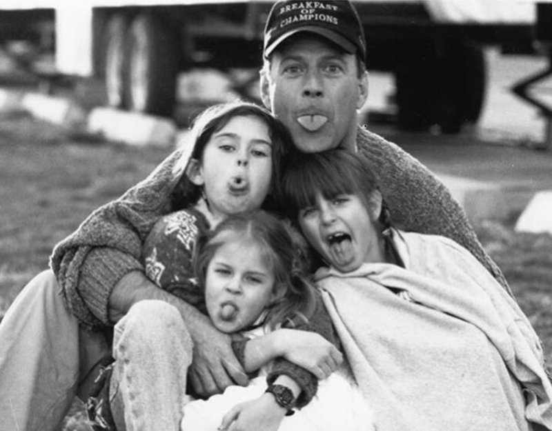 Ganljiv zapis hčerke Bruce Willisa o očetovi demenci in njeni anoreksiji