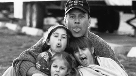 Ganljiv zapis hčerke Bruce Willisa o očetovi demenci in njeni anoreksiji