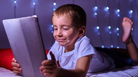 Pretiran čas pred zasloni lahko pri otrocih povzroči motnje v razvoju možganov