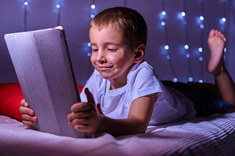 Pretiran čas pred zasloni lahko pri otrocih povzroči motnje v razvoju možganov (foto: Profimedia)