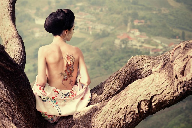 kitajska ženska sedi na drevesu (foto: shutterstock)