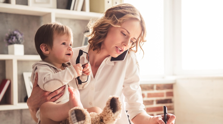 Če se ženska pretirano posveča karieri, otroke še lažje vzgaja SISITEM (foto: shutterstock)