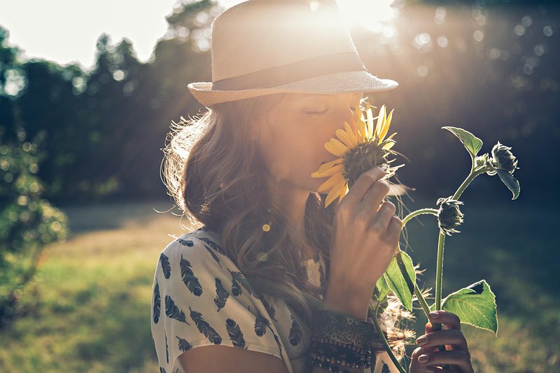 woman, smell sunflower, sunset (foto: shutterstock)