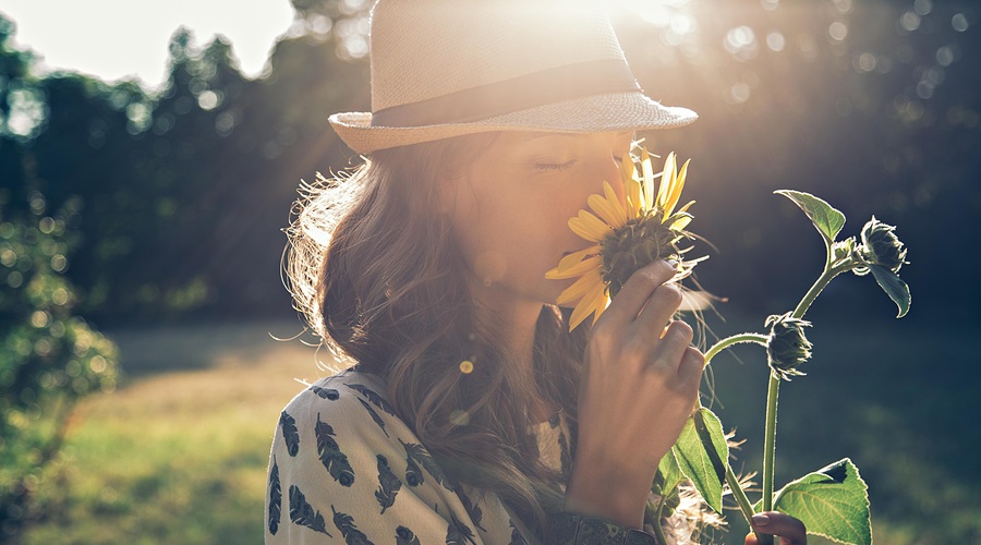 woman, smell sunflower, sunset (foto: shutterstock)