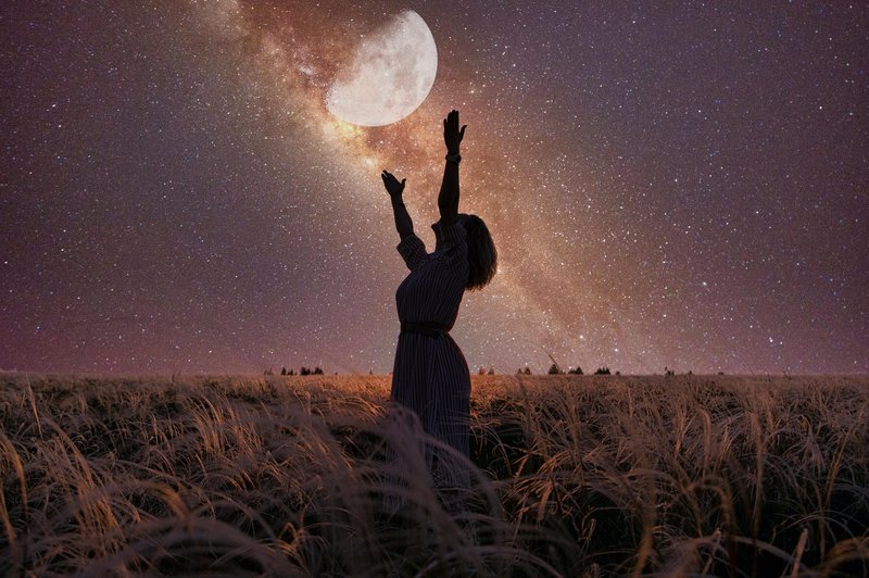 polna luna, ženska na polju žita (foto: shutterstock)