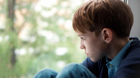 Izguba starša v mladih letih je težka! Kako to vpliva na dečke in deklice?