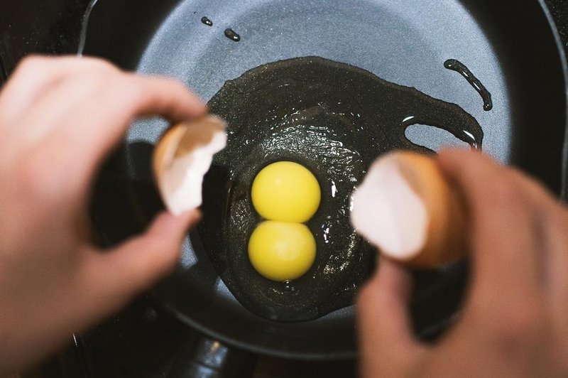 Kaj pomeni, če dobite jajce z dvojnim rumenjakom? (foto: shutterstock)