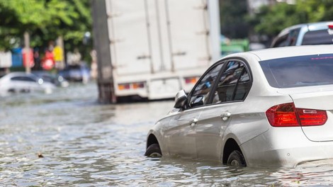 Kaj storiti, če z avtom zapeljete v globoko vodo?