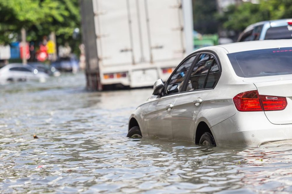 Kaj storiti, če z avtom zapeljete v globoko vodo? (foto: shutterstock)