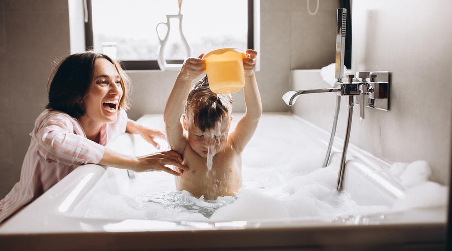Pri kateri starosti naj starš neha kopati otroka? (foto: shutterstock)