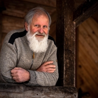 Zakaj je "dobro", da ima človek minimalno plačo? Pater Karel Gržan odgovarja